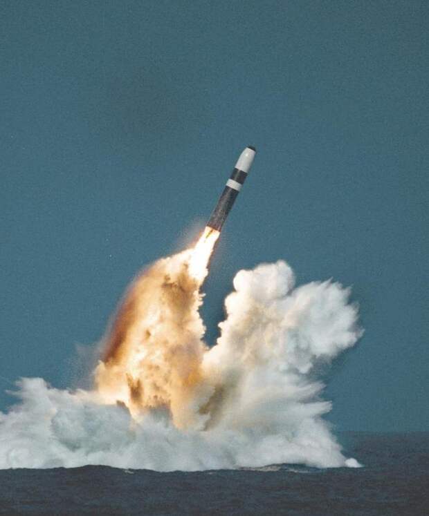 Пуск межконтинентальной ракеты Trident II (США)