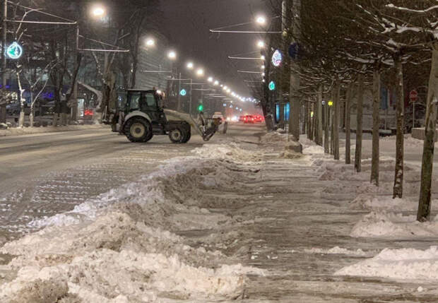 В Ростове ликвидируют последствия сильного снегопада