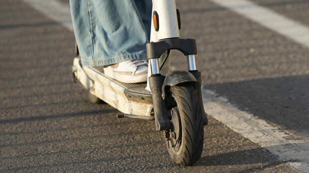 Подростки на электросамокате сбили пенсионера в Москве