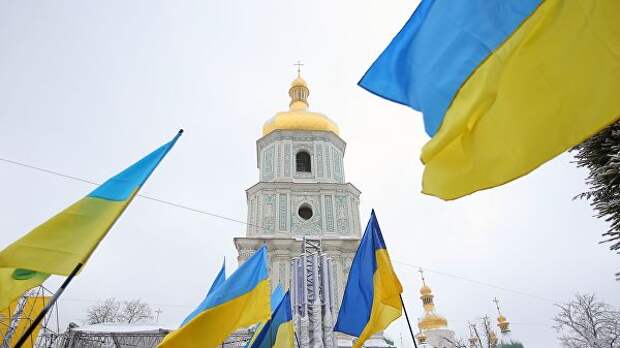 Украинские флаги верующих на объединительном соборе