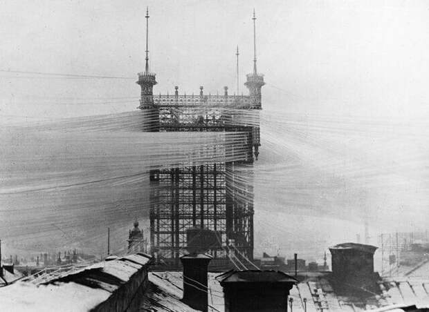Стокгольмская телефонная башня, окутанная более чем 5000 проводов, 1890-е Стокгольмская телефонная башня, окутанная более чем 5000 проводов, 1890-е