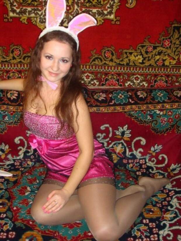 Симпатичные девушки у ковров и на коврах (44 фото)