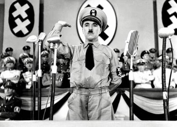 Чарли Чаплин в фильме *Великий диктатор*, 1940 | Фото: pikabu.ru