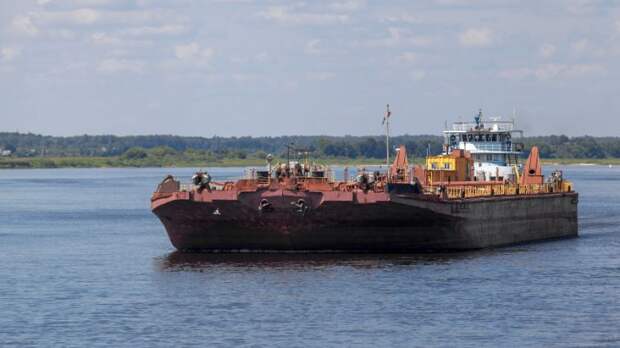 Баржа протаранила яхту на Волге в Саратовской области