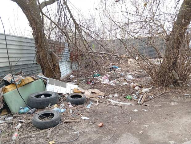 Мусор на авторынке не кто не убирает