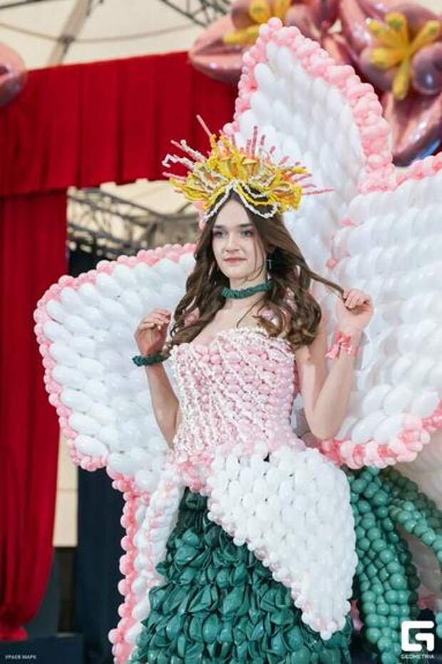 Сочи Парк принял «Неделю воздушной моды» с платьями из воздушных шаров и дискотекой