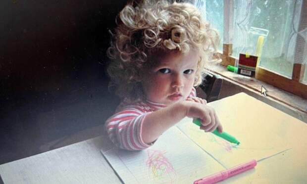 А кто это сделал? Редакция Parents.ru поздравляет всех женщин с 8 марта трендом «покажи свою команду в детстве»