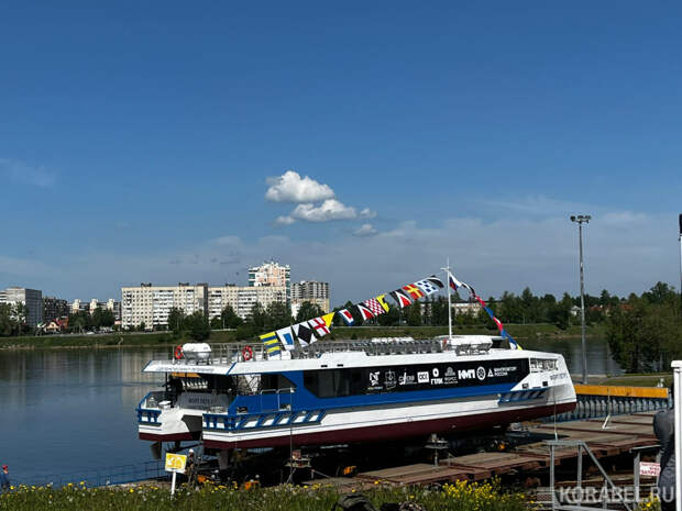 Спуск на воду катамарана / Фото: Корабел.ру