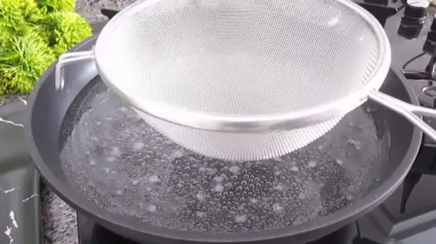 «Медовые огурчики» — молниеносный десерт, для которого даже не надо включать духовку. Идеально к чаю