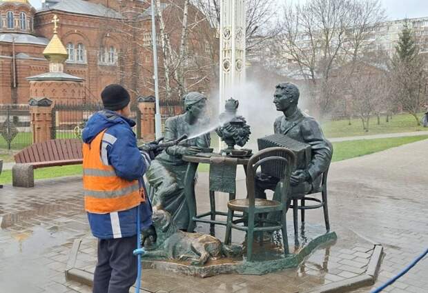 В Туле в рамках месячника чистоты моют памятники