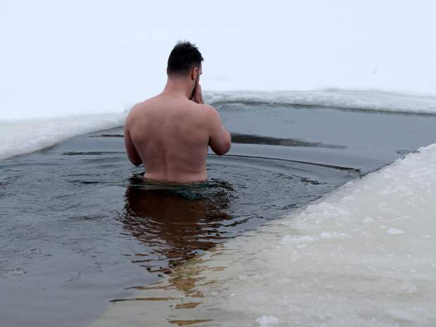 Отец из Сургута окунул годовалого ребенка в ледяную прорубь