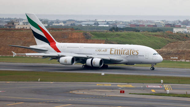 Emirates приостановила все рейсы в Дубай и из него из-за удара иранского дрона