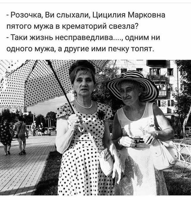Одна блондинка рассказывает другой: - Познакомилась по интернету с парнем...