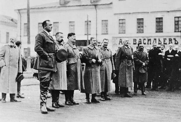 Командование Северной армии России в присутствии союзников из стран Антанты совершает торжественный молебен на Соборной площади Архангельска. 27 апреля 1919 года