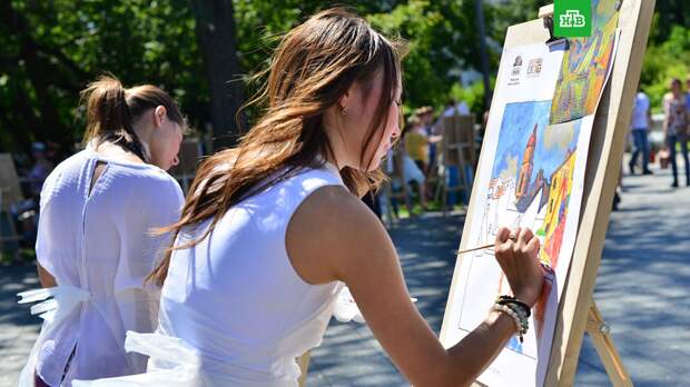 Столичные парки пригласили москвичей на уроки живописи