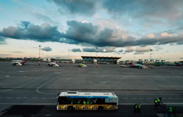 Бизнес-джет испачкался серой субстанцией при посадке в российском аэропорту