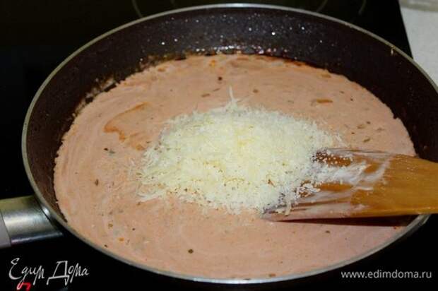 Добавить половину натертого сыра, потушить 5 минут.