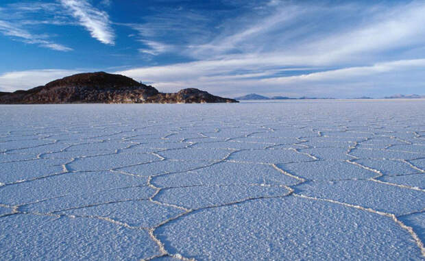 Салар-де-Уюни Боливия Самый большой в мире запас соли находится в Боливии. Салар де Уюни занимает площадь в 10500 квадратных километров. Это все, что осталось от доисторического мега-озера. Бассейн вымощен раздутыми гексагональными кристаллами соли, простирающимися до самого горизонта. Под незыблемой корой собирается рассол, богатый минералами. Помимо всего прочего, он содержит половину мирового запаса лития.