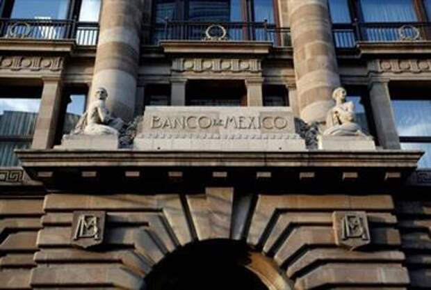 The facade of the Bank of Mexico building is pictured in downtown Mexico City, Mexico February 28, 2019. REUTERS/Daniel Becerril/File Photo 