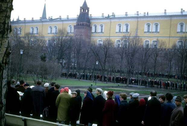 Очередь к Мавзолею В.И. Ленина в Александровском саду, 1968 год, Москва интересно, история, фото