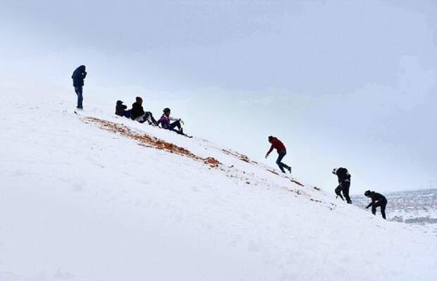 Дети из алжирского города Айн-Сефра впервые увидели снег аномалия, сахара, снег