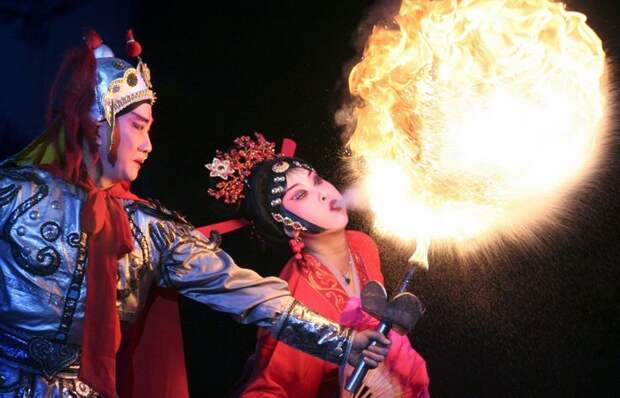 Выдувание огня в шанхайской опере.