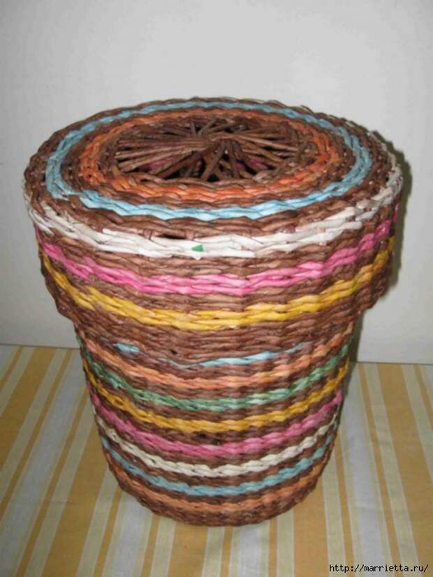 Плетение из газет. Интересный вариант плетния для панно или крышки корзинки (12) (525x700, 245Kb)