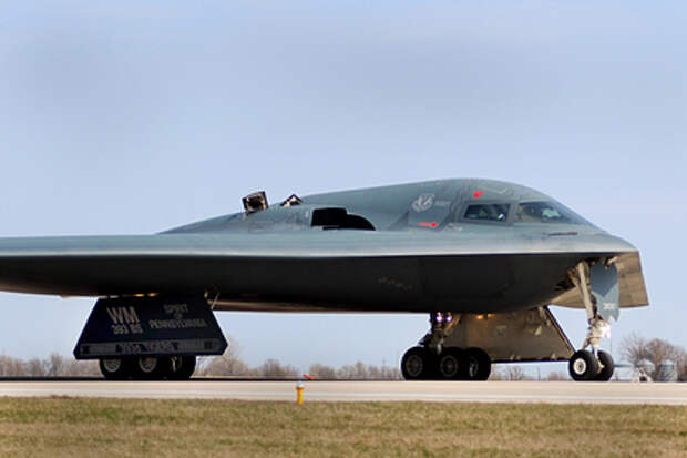 Стратегический бомбардировщик B-2 ВВС США совершил аварийную посадку