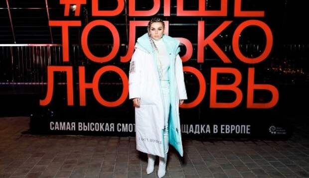 Седокова в пуховике выступила на самой высокой точке Европы