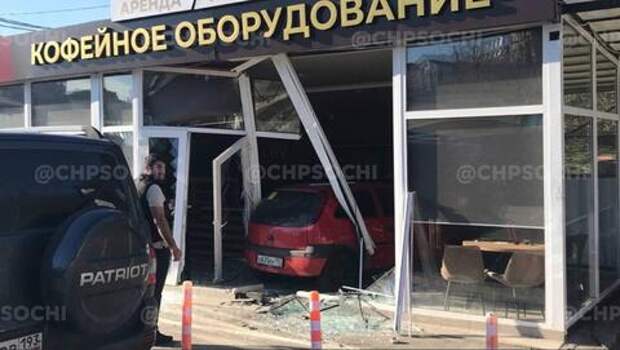 В Сочи автоледи перепутала педали и разгромила магазин