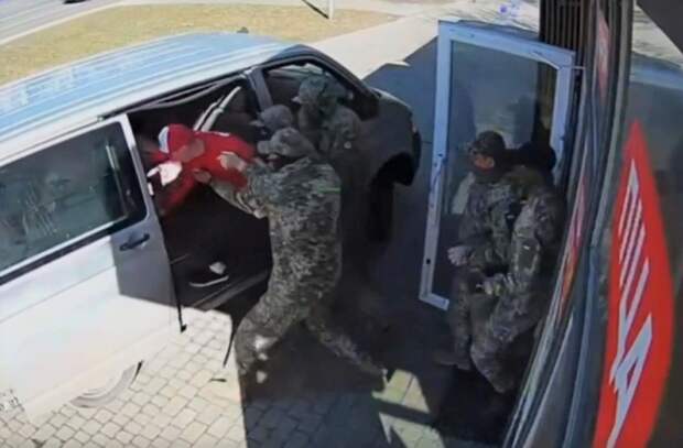 Шестеро военкомов в Луцке «выкрали» работника пиццерии в униформе