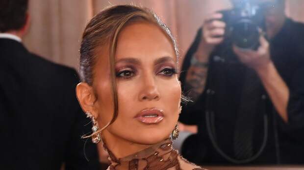 Дженнифер Лопес в откровенном образе снялась с сумкой за 6,3 миллиона рублей