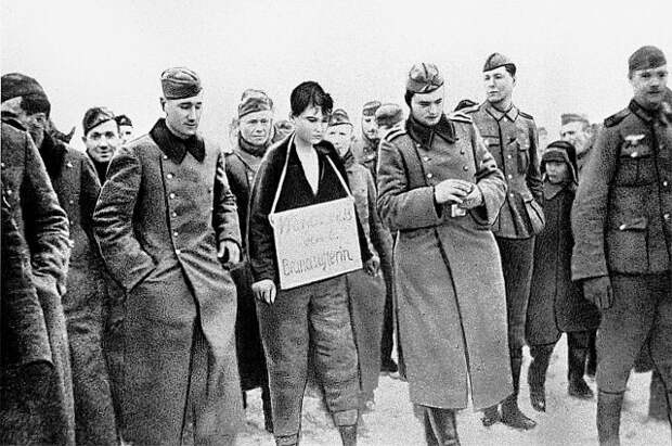 Немецкие национал-социалисты ведут на казнь Зою Космодемьянскую. Трофейный снимок, сделанный 29 ноября 1941 г.