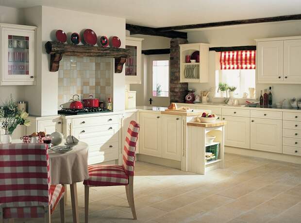 Оформление кухни в светлых тонах с добавлением красных элементов в декорировании.