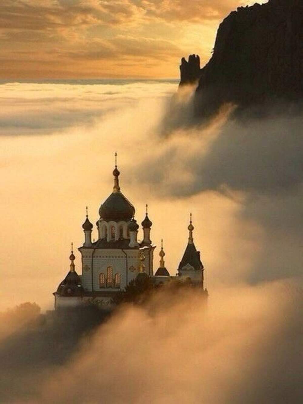 Форосская Церковь в Крыму в облаках