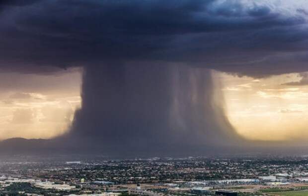 Spectacular and dangerous weather phenomenon, known as a microburst, spotted over Phoenix, Arizona, Monday, July 18 (Credit: Chopperguy Photographer Jerry Ferguson and Pilot Andrew Park)