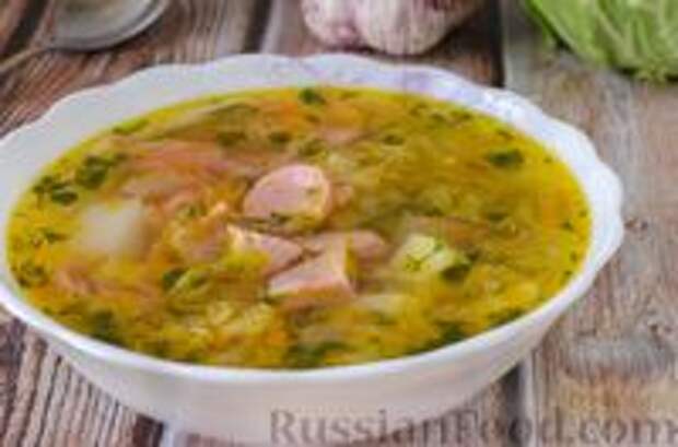 Фото к рецепту: Щи с копченой колбасой и сосисками
