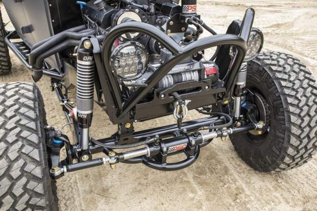 Заднюю ось заменили на новую Dana D70HD с дифференциалом Rokmen Off-Road Riddler. Передняя ось – Dana 44. Часть деталей подвески (например, рычаги) пришлось разрабатывать с нуля. dodge, авто, автомобили, внедорожник, кастом, кастомайзинг, самоделка, хот-род