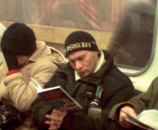 10. Что же он так сосредоточенно читает, думаете? в общественном транспорте, книги, люди все еще читают, фото, юмор