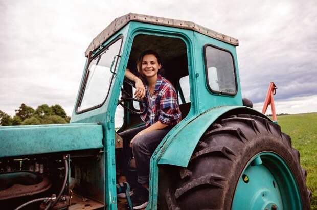 Почему женщинам разрешили работать на тракторе? | Мнения | Деньги |  Аргументы и Факты