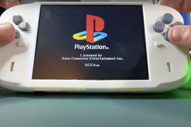 Блогер создал портативную Sony PlayStation One без аналоговых стиков