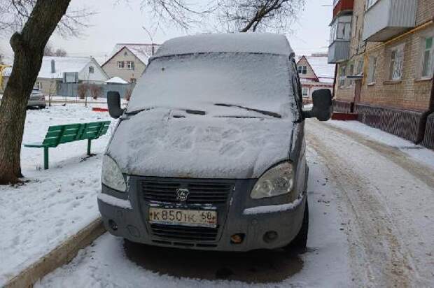 Тамбовские власти требуют убрать брошенный автомобиль с улицы Мичуринской