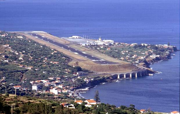 Madeira_Funchal_landing_strip_1990.jpg