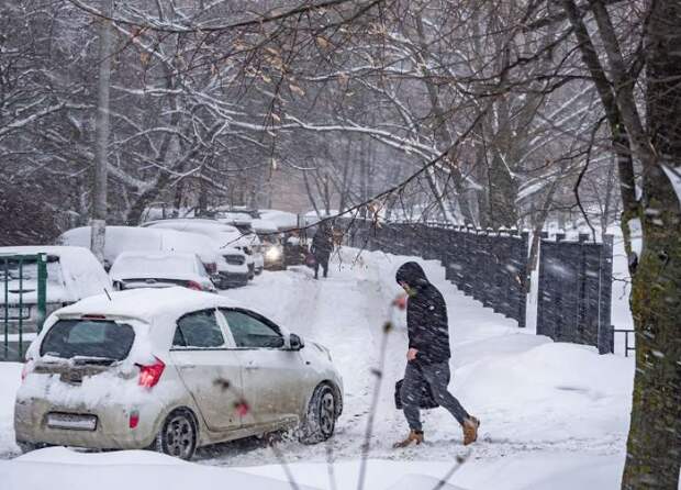Житель Москвы умер от перенапряжения, выталкивая машину жены из сугроба