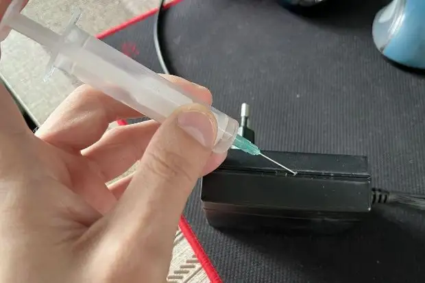 Как аккуратно склеить корпус зарядки без секундного клея