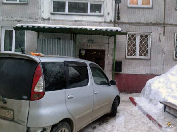 В Новосибирске на припаркованный автомобиль сбросили тыкву