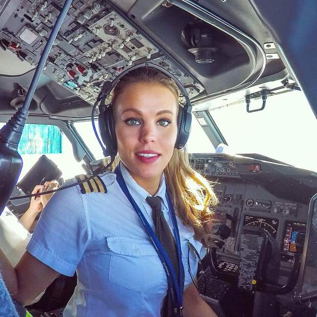 Фото на тему: 29-летняя женщина-пилот занимается йогой между полетами