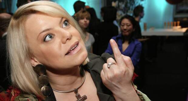 «Нам по*** на Россию, мы там только бабло гребем». Поплавская ужаснулась цинизму золотой молодежи, сжигающей миллионы в Куршевеле