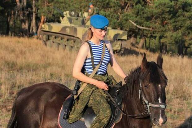 Очаровательные курсантки Рязанского высшего воздушно-десантного командного училища (12 фото)