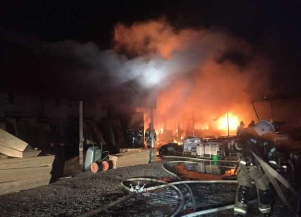 В Астрахани сгорели строительные цеха на проезде Рождественского